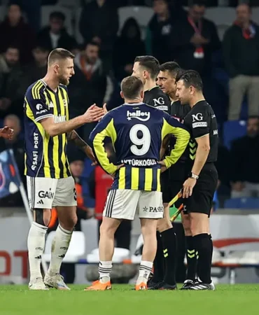 0x0-30-dakikada-kahir-ve-husran-fenerbahce-liderligi-boyle-kacirdi-1765139520508