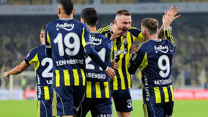 Fenerbahçe'nin yıldızı ayrılık sinyali verdi! Yönetimle masaya oturdu