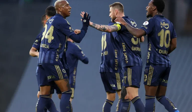Fenerbahçe ilk yarıyı namağlup kapattı